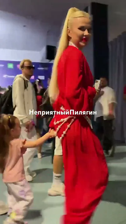 Группа Rasa приехали в Питер с маленькой дочкой (4 года). #неприятныйпилягин #rasa #шоубизнес #дети