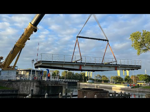 Kerkpoortsbrug weggetild, begin oktober een noodbrug