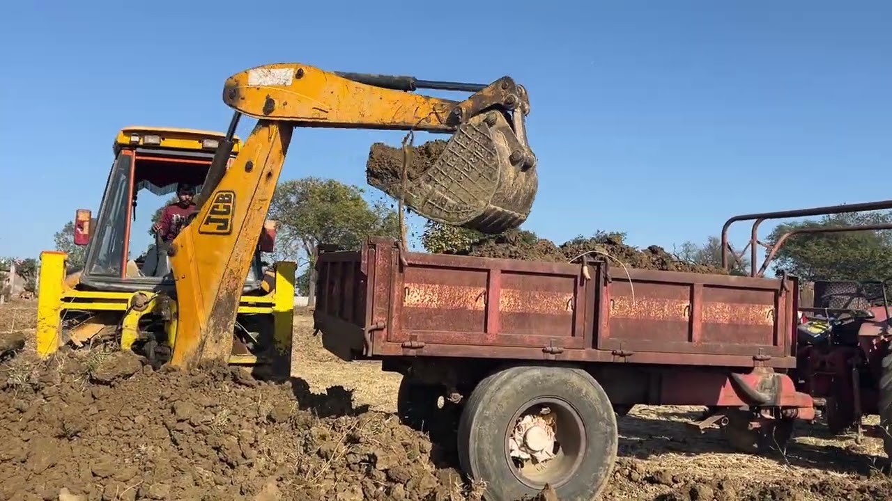 JCB loading mud with Mahindra tractor trolly \\loading video 