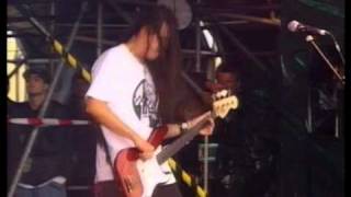 Deftones-mascara live at bizarre festival 22-08-1998