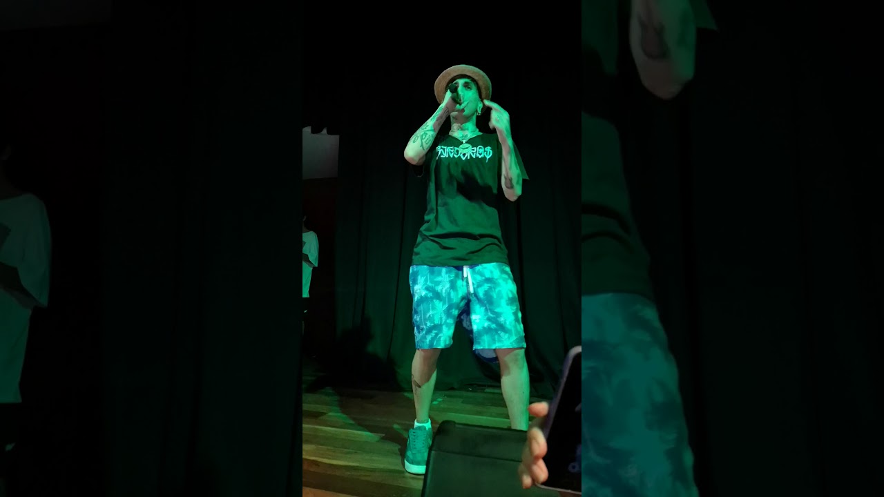 C.r.o en vivo (Ella es una g)