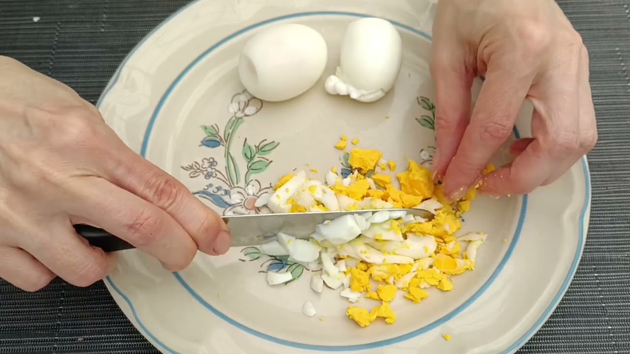 Una ensalada Rusa con higado de res 