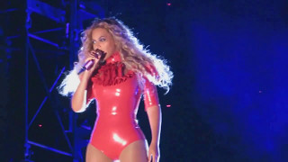 14 Beyoncé - Crazy In Love / Naughty Girl / Party (The Formation World Tour DVD)