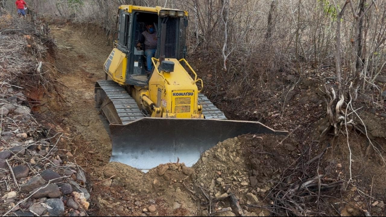 D51 em serviço de estrada rural