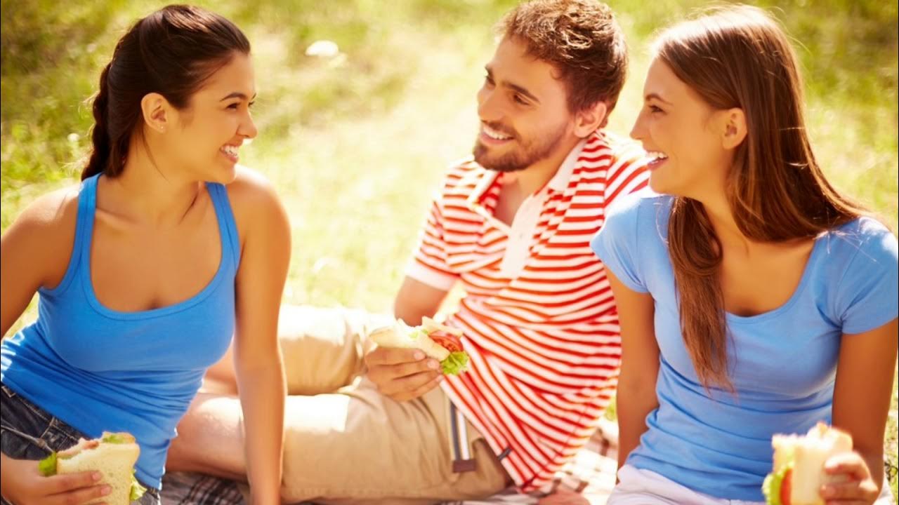 Relish логотип. Девушка с поднятыми руками к небу. Enjoy being. Life. Наслаждайтесь каждым моментом своей жизни.