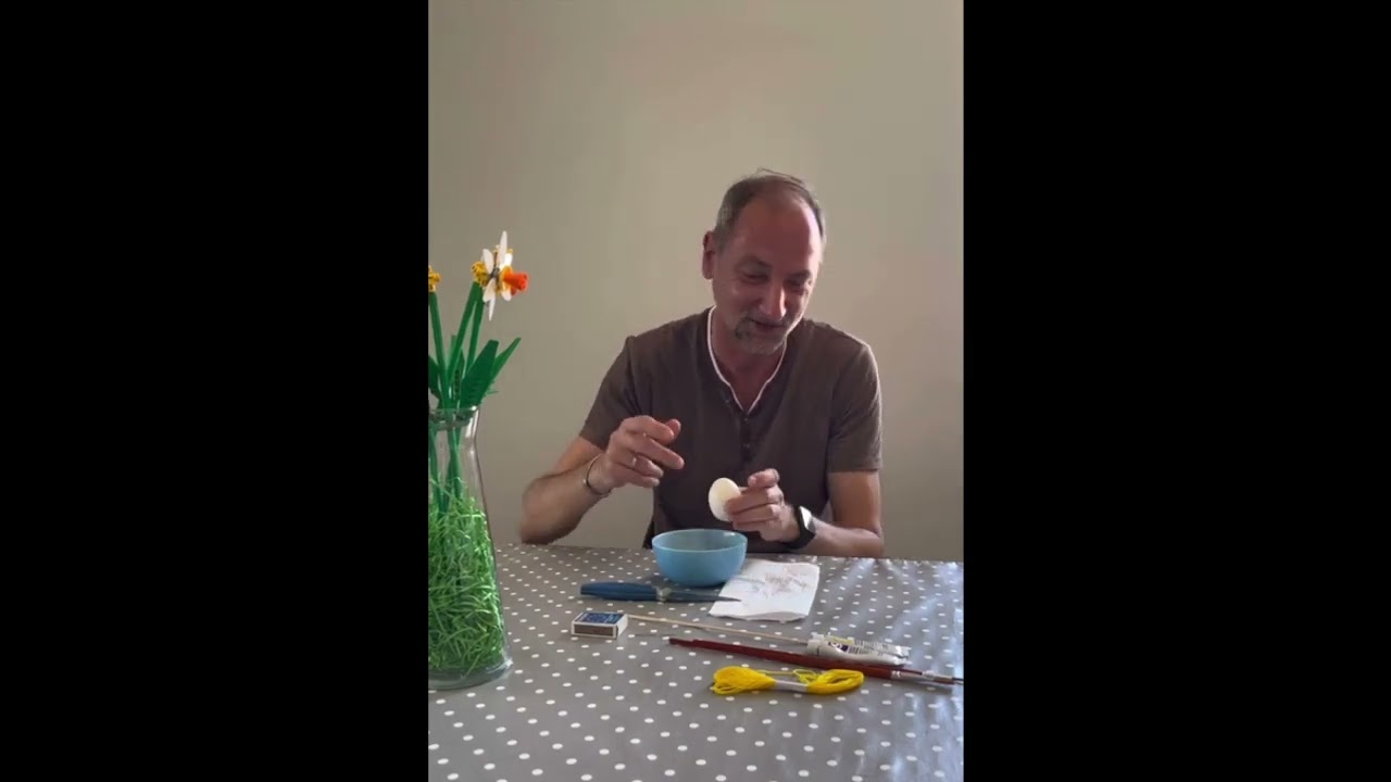 Deutsche Ostertradition: Eier auspusten. Немецкая пасхальная традиция: выдувание яиц.