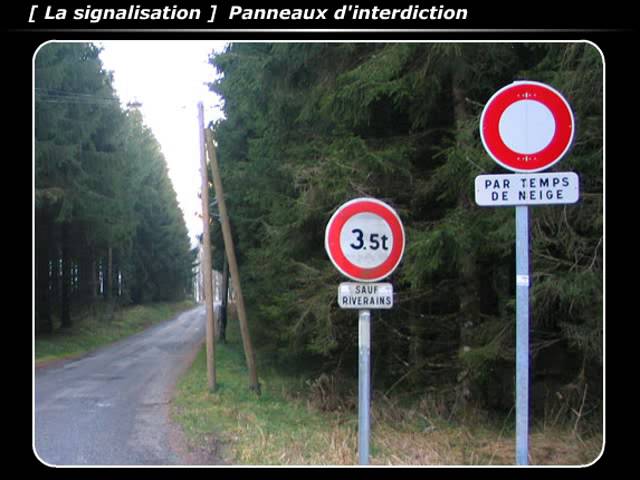des panneaux d’interdiction