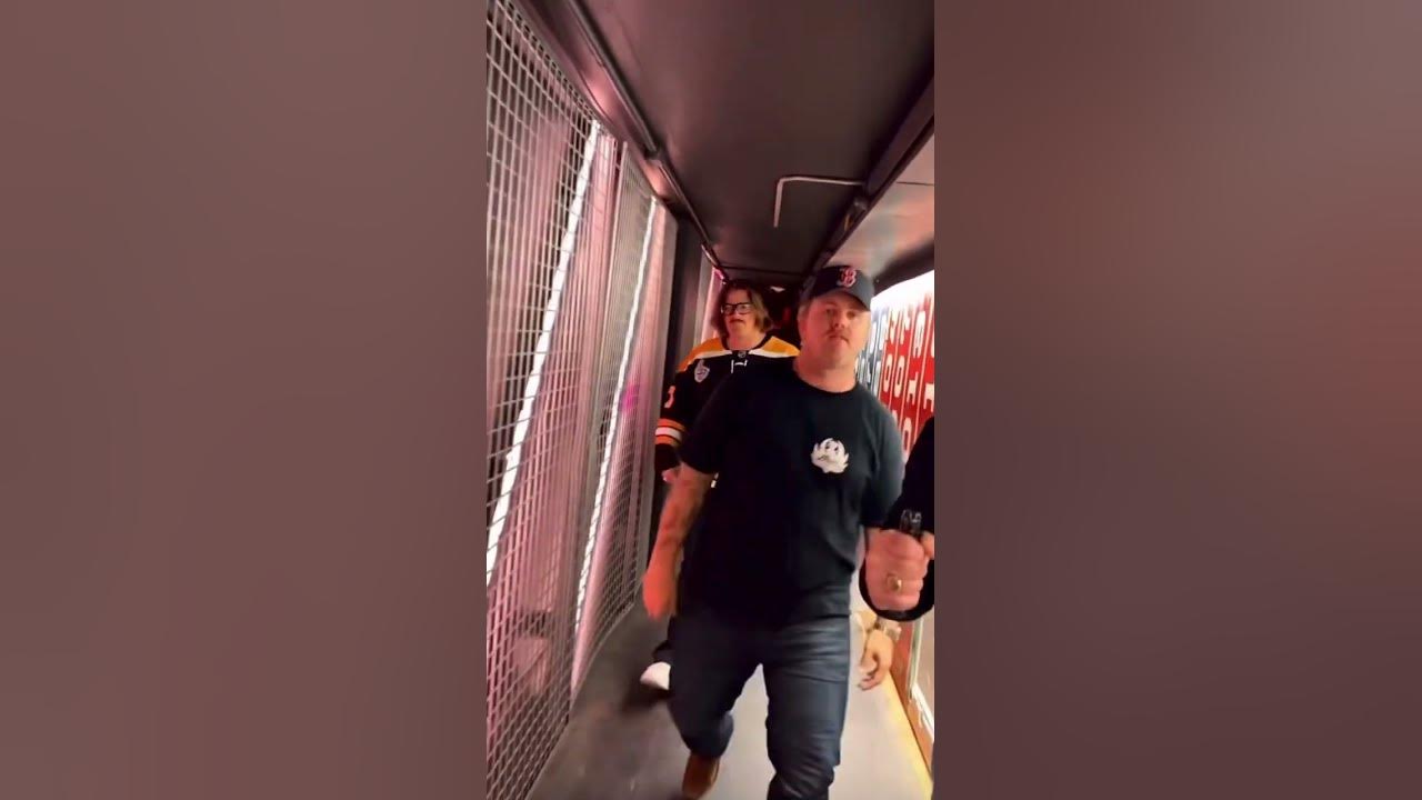 #hardy & #ernest do a #morganwallen walk out to Broadway Girls #concert