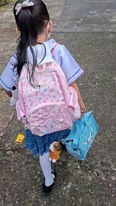 Habang nglalakad papasok sa school di talaga sys paawat sa kakasalita nya #funnyschool #funny #fun