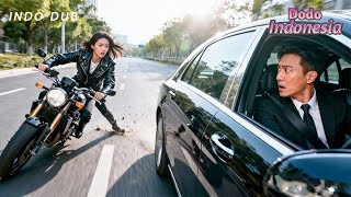 Pria yang menabrak mobil gadis itu ternyata CEO dan jatuh cinta padanya pada pandangan pertama!