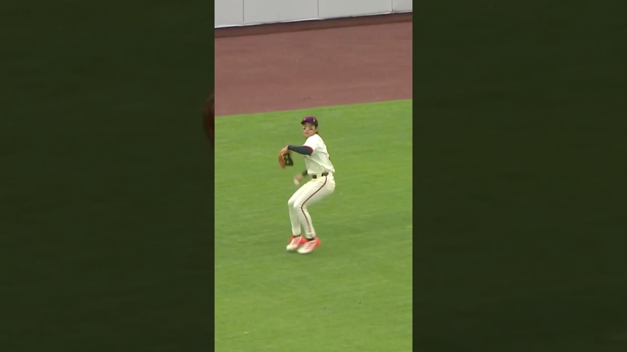 Don’t test Jung Hoo Lee’s arm 🎯