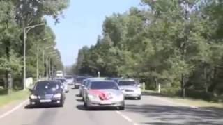 В свадебный кортеж влетел грузовик В свадебный кортеж влетел грузовик