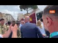 “Grande Giorgia”, il saluto della persone 
mentre Meloni va via dai Fori Imperiali