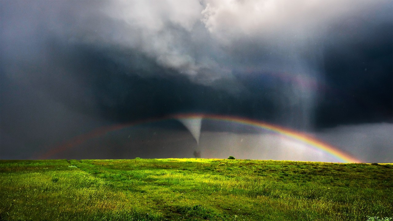 Торнадо под радугой в стиле «Волшебника страны Оз» — Арнетт, Оклахома, 18 мая 2025 г.