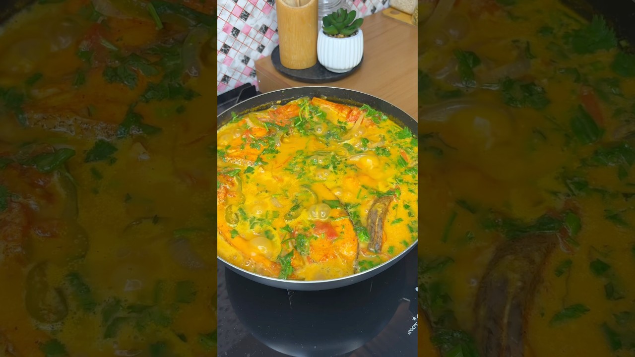 Peixe cozido com leite de coco natural da fonte.