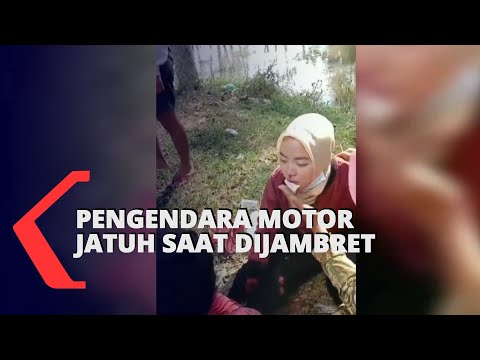 Video: Seorang Wanita Menyebabkan Kemalangan Kerana Menari Berkeliaran Di Jalan Raya