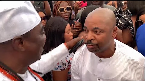 MC OLUOMO BOWS TO WASIU AYINDE FOR BLESSINGS OF OLORI OMOOBA AKILE IJEBU