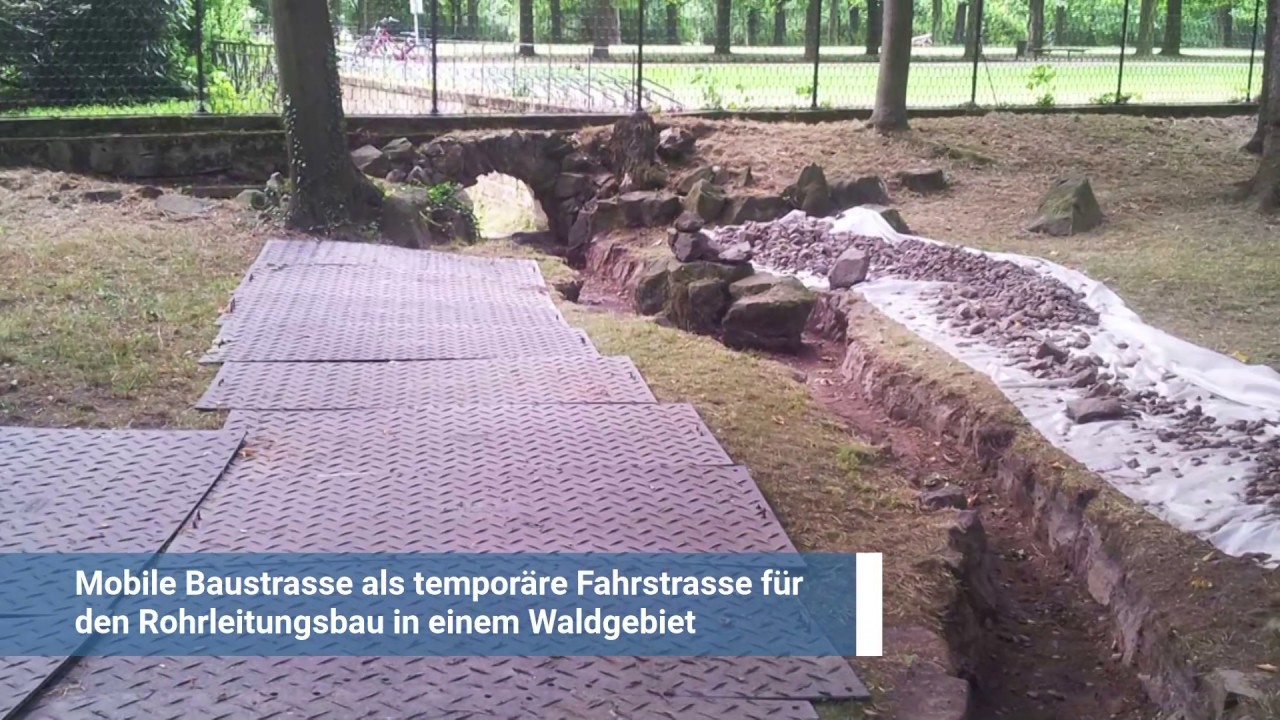 Mobile Baustrasse als temporäre Fahrstrasse für den Rohrleitungsbau in einem Waldgebiet
