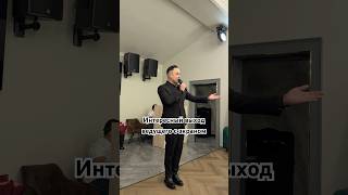 Интересный выход ведущего с экраном. Бронь: 8-775-363-98-49 #ведущий #шоумен #свадьба #караганда