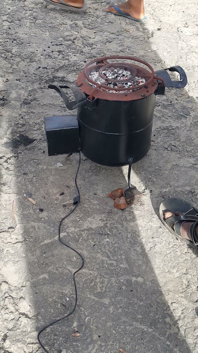 jiko la ajabu linapika na kuchajisha simu kwa mkaa wa elfu moja kwa mwezi angaliaa