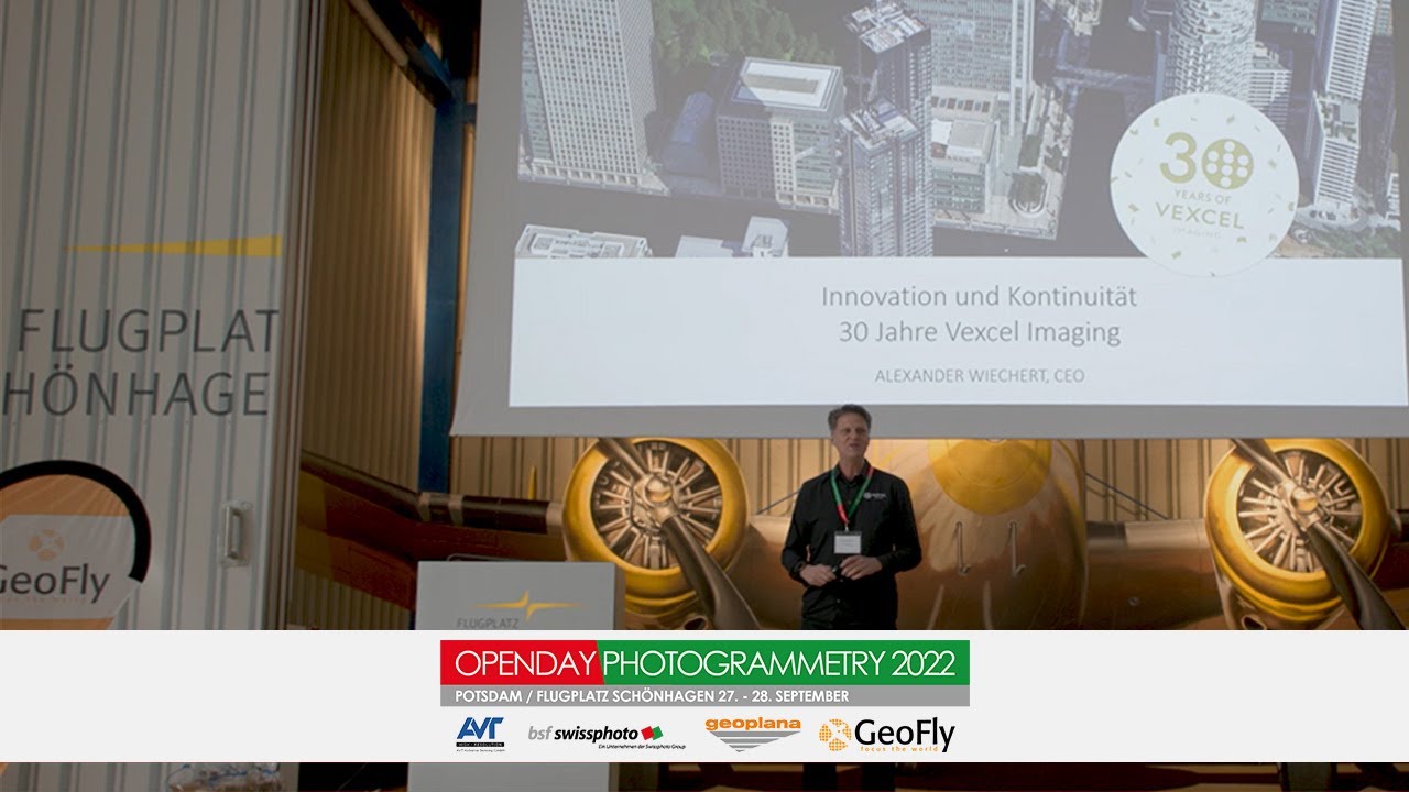 Alexander Wiechert live on stage at OPEN DAY PHOTOGRAMMETRY 2022 ...