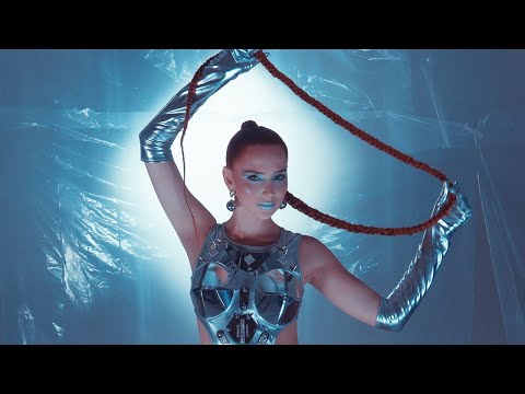 Chloe Jane - Keep Holdin' On (Set Me Free) (Official Visualizer) adlı videoyu YouTube'da izle