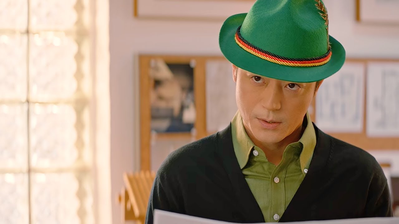 Зелёная шляпа мужчины была шокирующей, но он совершенно не осознавал этого.