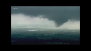 How do tornadoes form