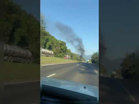 Veículo pega fogo no km 8 da BR 277 em Paranaguá