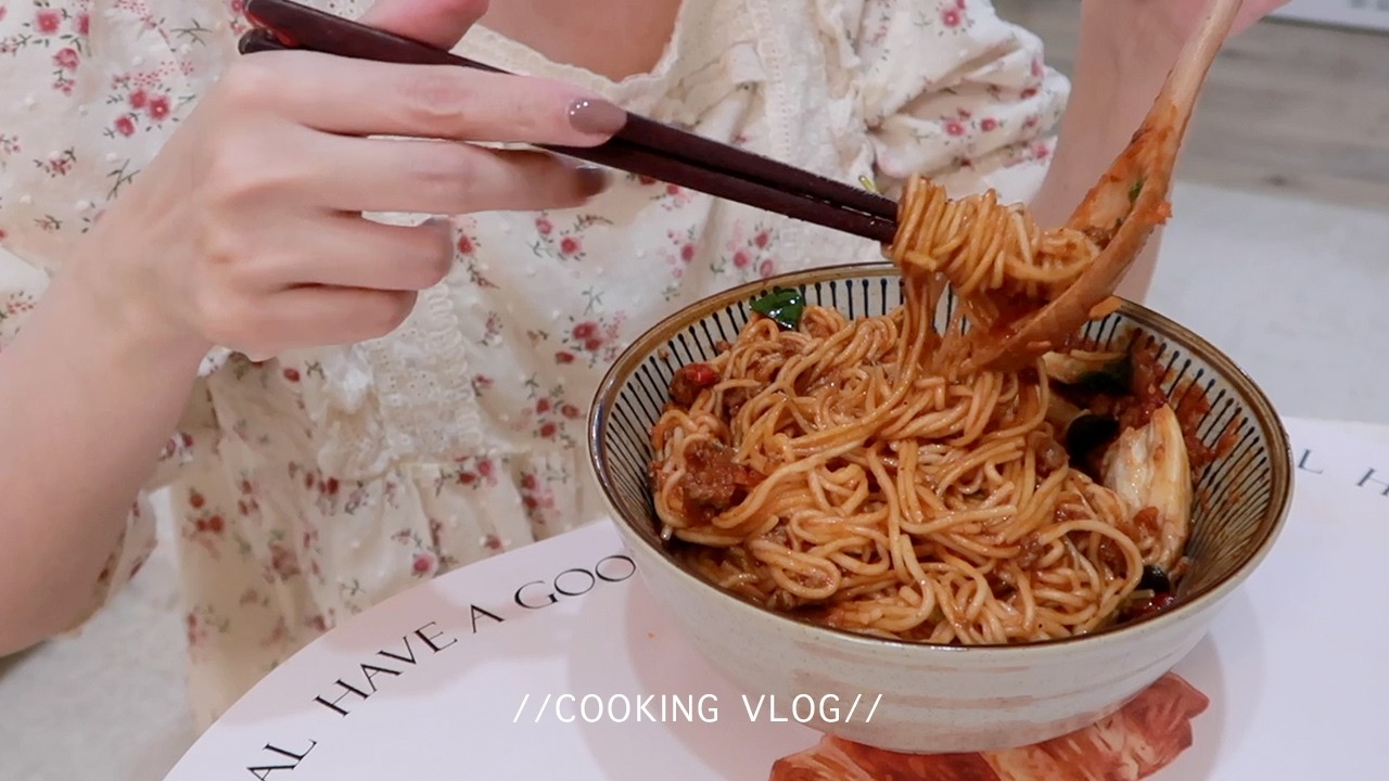 又是蕃茄與牛肉的幸福日滿屋飄香。Foodvlog ep75。DiY水晶手串/低脂蕃茄牛/紅醬肉拌麵/香蔥肉餅 縮圖