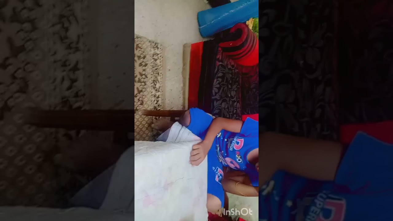 المعلمه 🧕🏻والطلاب المشاغبين👫 والعقاب المد علي الرجلين🤦