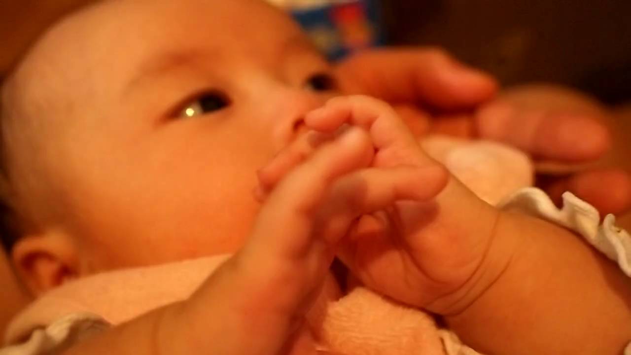 004 生後2ヶ月28日赤ちゃん 手を組みかえる遊び 2 Month Old Baby Youtube