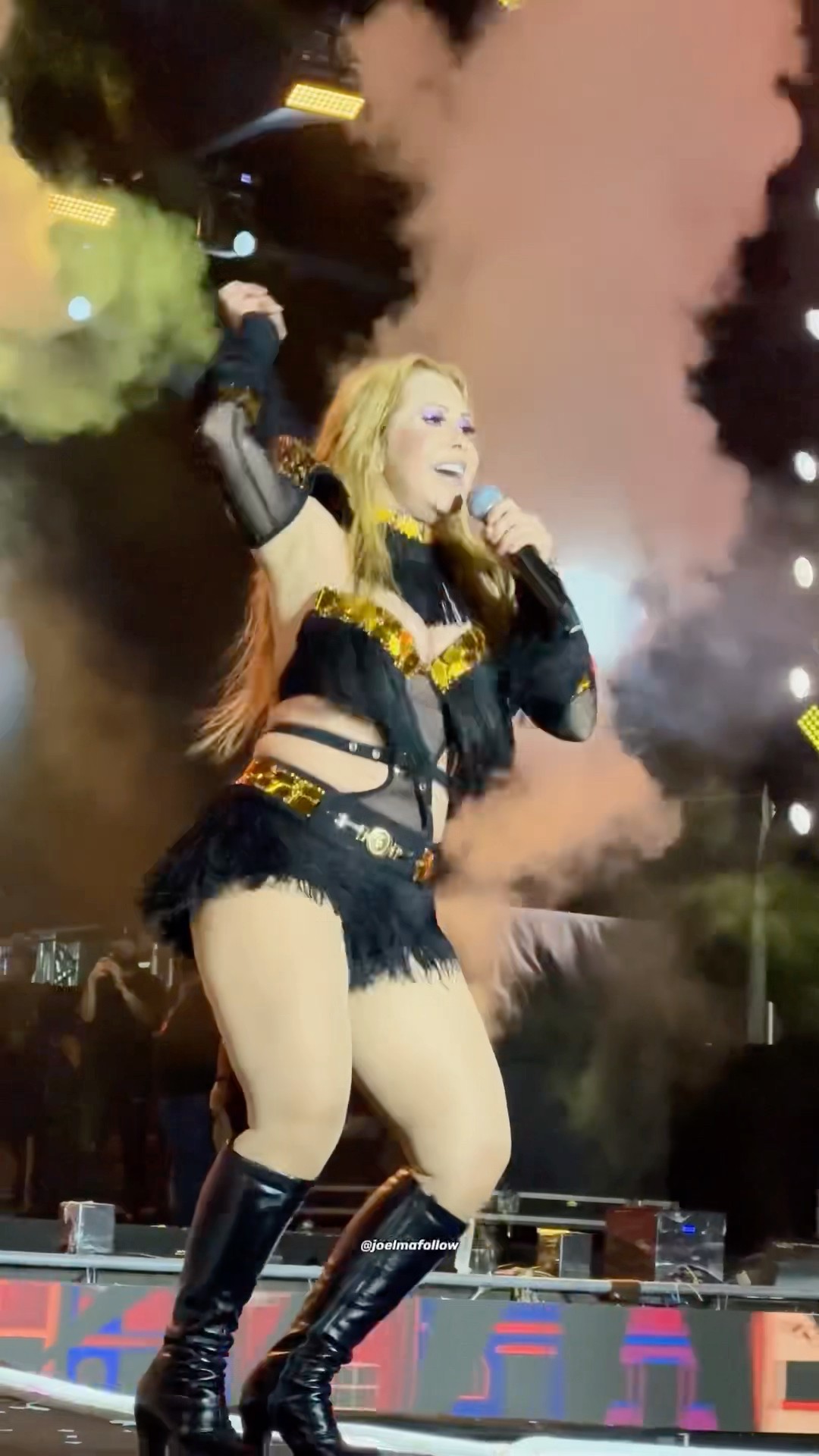 Joelma cantando Vida Minha e agitando o público