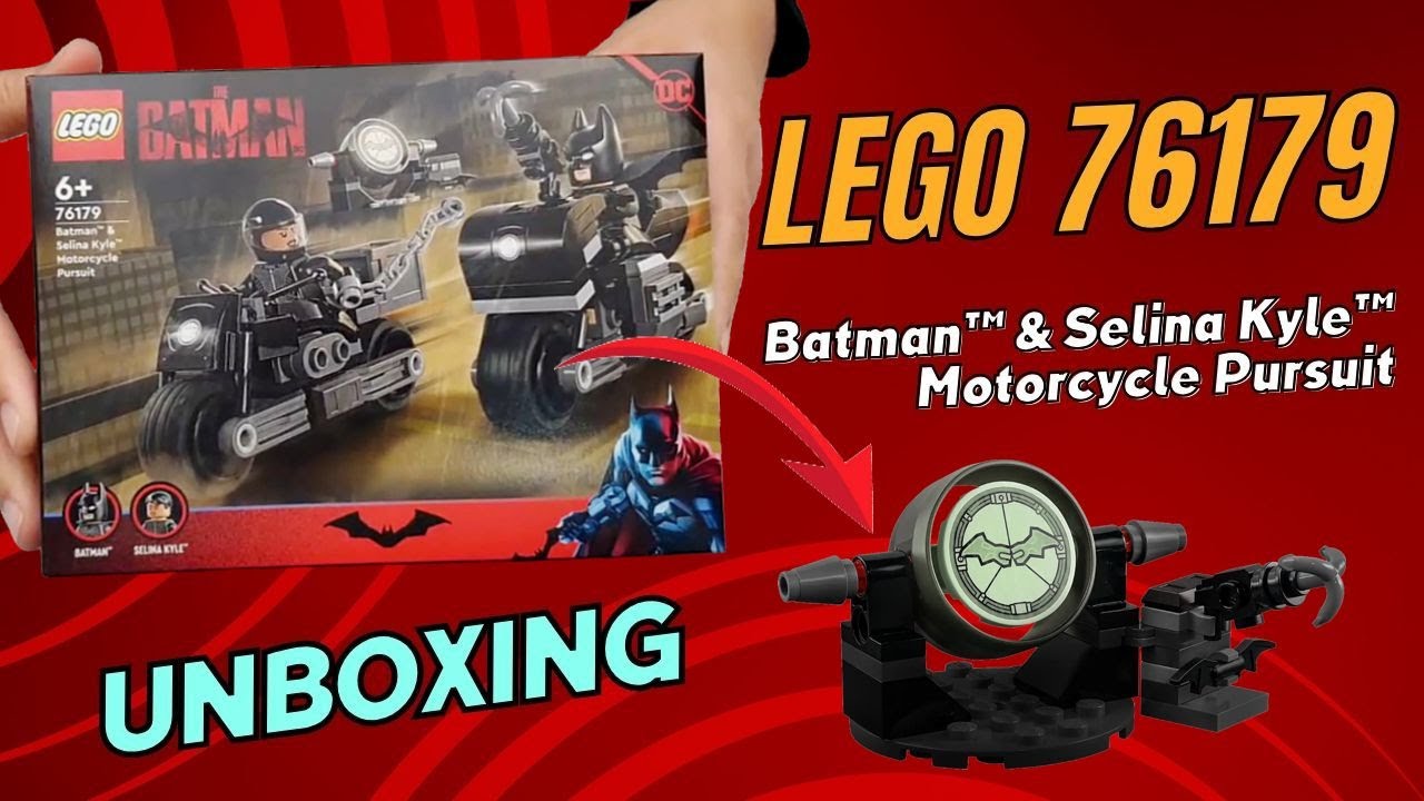 Batman™ & Selina Kyle™ Motorcycle Pursuit