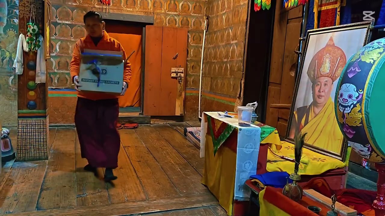 ཟླ་བ་དང་པའི་ཆོ་འཕྲུལ་དུས་ཆེན་ལུ་ཚོགས་འཕུལ་བའི་མཐོང་གནང་།