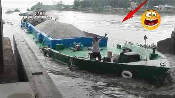 Buổi sáng nhộn nhịp ghe sà lan đua nhau vượt cống ngăn mặn