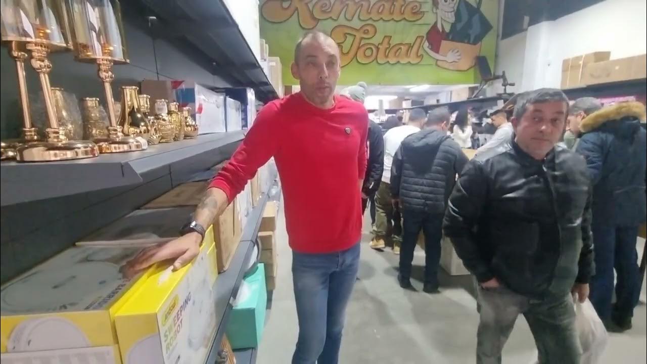 Abre en Vilagarcía una tienda que vende devoluciones de  como «paquetes  sorpresa»