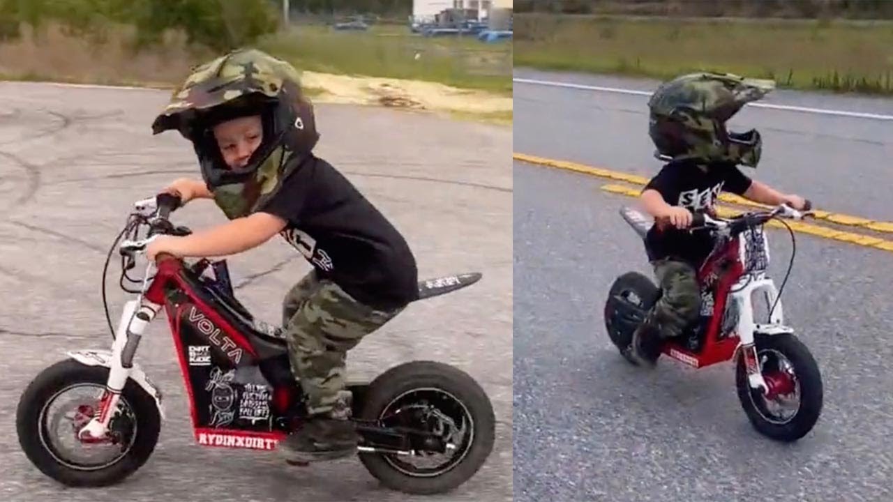 Este niño de dos años es un piloto de motos