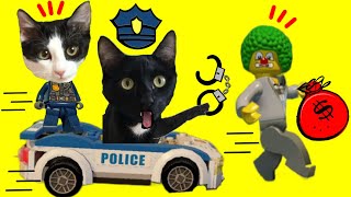 Gatos Luna y Estrella jugando LEGO City Undercover son policía vs ladrón payaso / Videos de gatitos