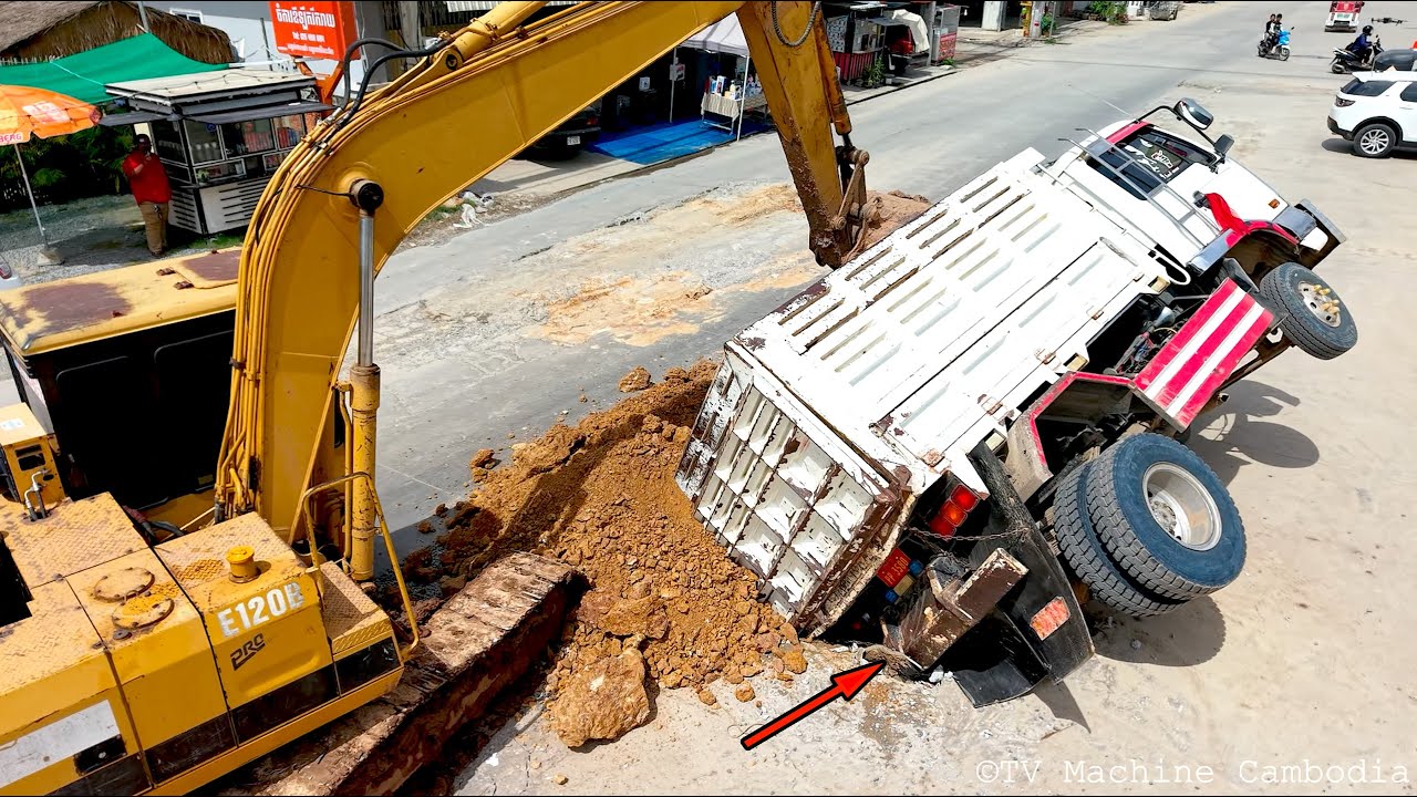 Incredible NEW Mix! Expert Operating Of Recovery Truck 5TON Drive Landslide Overturned Broken Raod