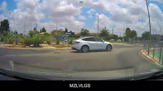 A scooter rider enters the square when a car enters slowly - who is right?