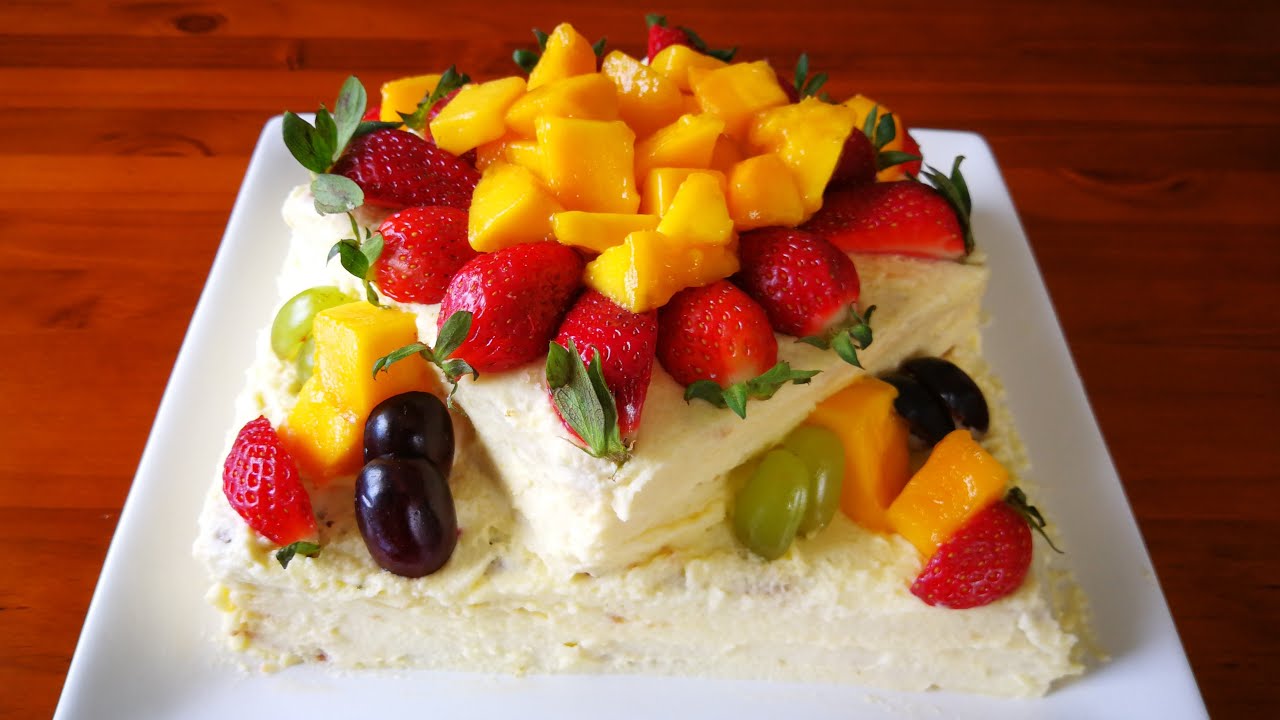 如何用新鲜水果装饰生日蛋糕。How to decorate a cake with fresh fruits