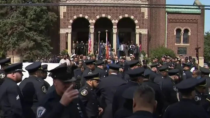 Officers gather for Detroit colleague who passed a...
