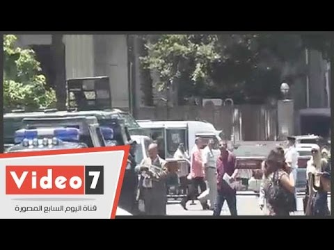 قوات الأمن تغلق عبد الخالق ثروت والطلاب يهتفون سلمية