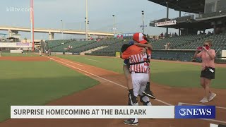 Corpus Christi dad hits it out of the park with homecoming surprise