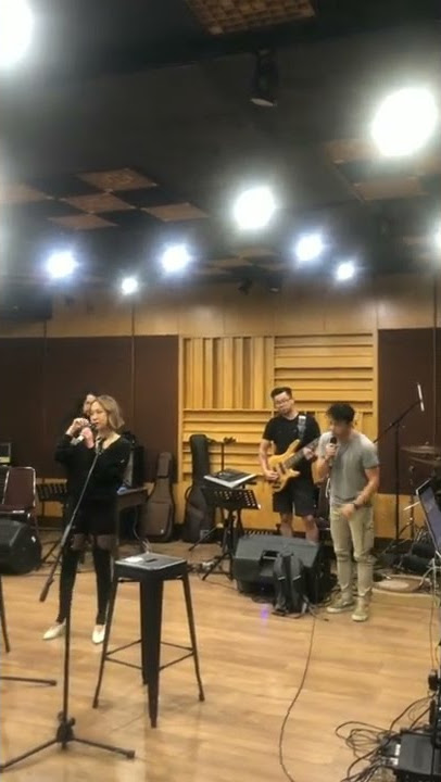 Duet Ariel dan BCL saat latihan Mencari Jejakmu Bersama