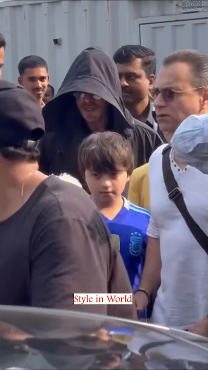 Shahrukh Khan with Family Spotted at Gateway of India