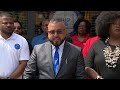 NAACP y grupos de policías negros e hispanos denuncian trato "hostil"  | 04-21-26