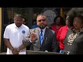 NAACP y grupos de policías negros e hispanos denuncian trato "hostil"  | 04-21-26
