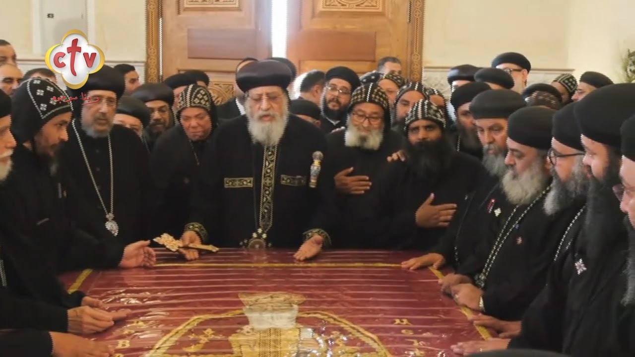 لحظة دفن جثمان الأنبا باخوميوس في دير القديس مكاريوس السكندري بجبل القلالي، البحيرة حيث موضع راحته